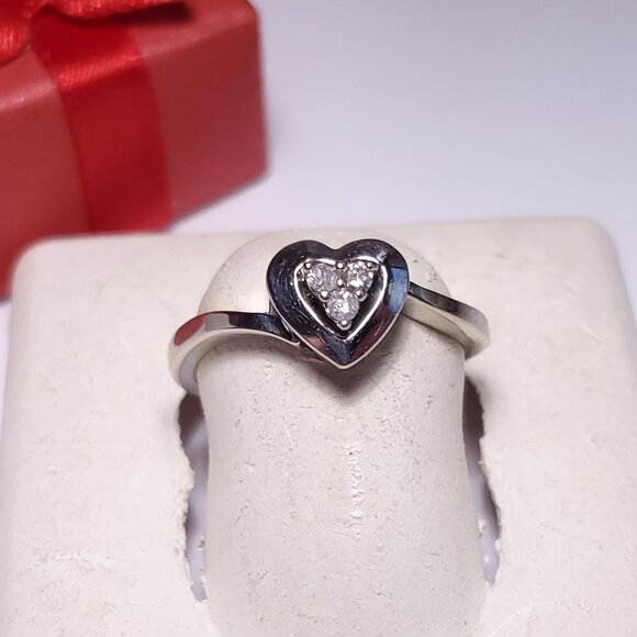 Estate .06ctw Natural 3Diamond Heart Top 10Kt W/G Sweet Heart Promise Ring#22879 - Picture 1 of 6